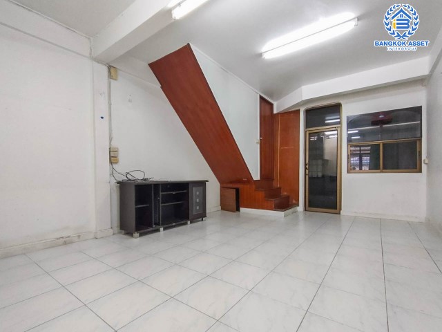 *****ทาวน์เฮ้าส์มือสองย่านนนทบุรี ม.ซอยเรวดี51 รัตนาธิเบศร์ บนเนื้อที่ 16 ตร.ว. ฟังก์ชัน 2 ห้องนอน 2 ห้องน้ำ 1 ที่จอดรถ แถมฟรี! 3 เครื่องปรับอากาศ 2 เครื่องทำน้ำอุ่น 1 เครื่องดูดควัน บ้านสวย ตกแต่งพร้อมอยู่ เพียง 5 นาทีก็ถึงรถไฟฟ้าสายสีม่วง "สถานีศูนย์ราชการนนทบุรี" จองด่วน!